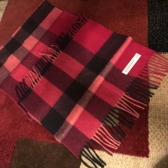SOLD!! Authentic large Burberry scarf - Picture 1 of 7